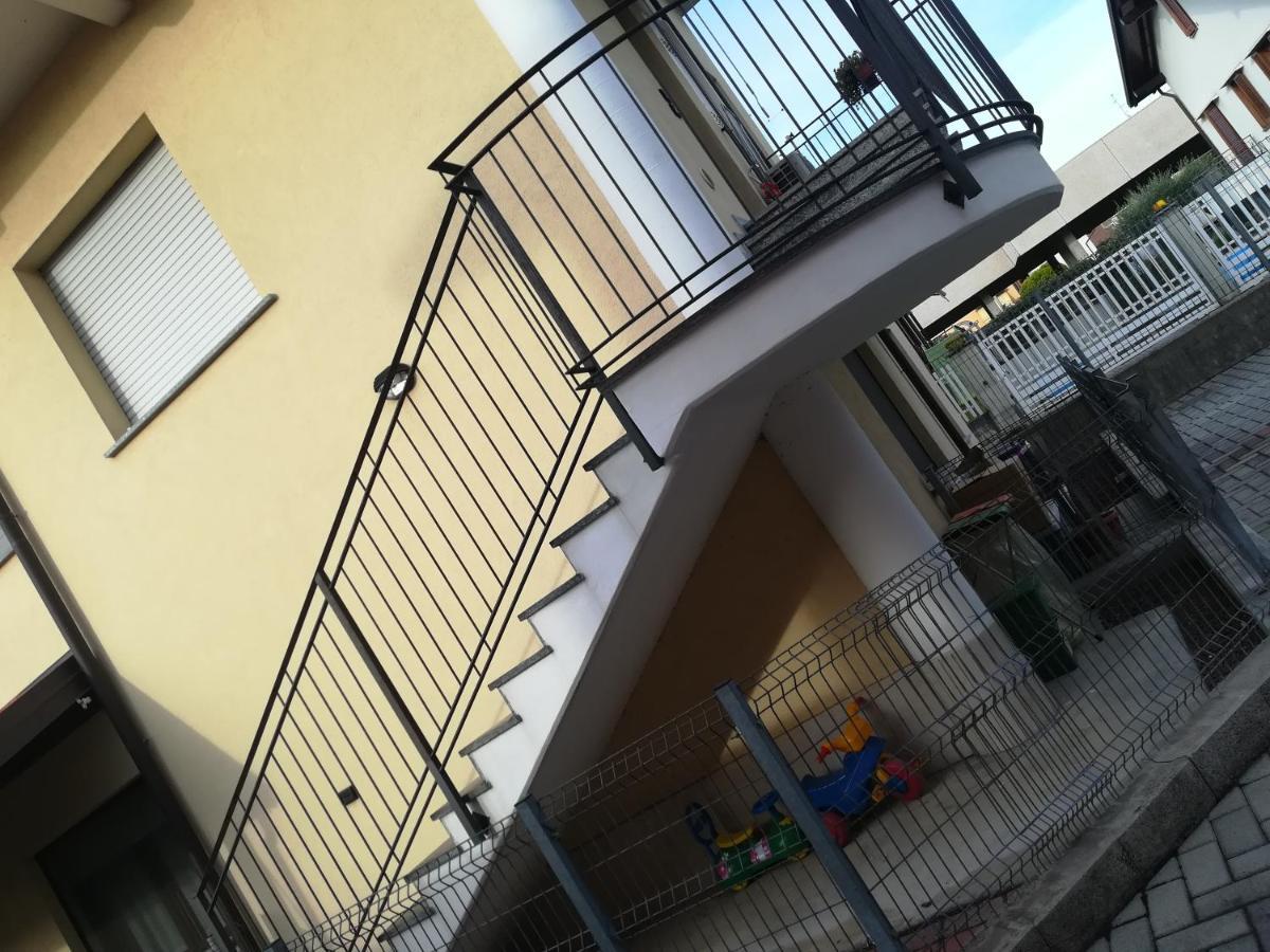 Cassano Magnago Yellow House Cir 12040 מראה חיצוני תמונה
